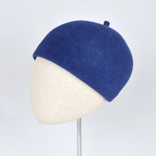 Load image into Gallery viewer, A french blue velour beret hat displayed on a mannequin head.
