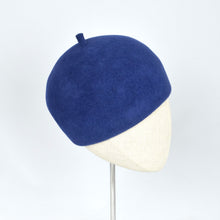 Load image into Gallery viewer, A french blue velour beret hat displayed on a mannequin head.
